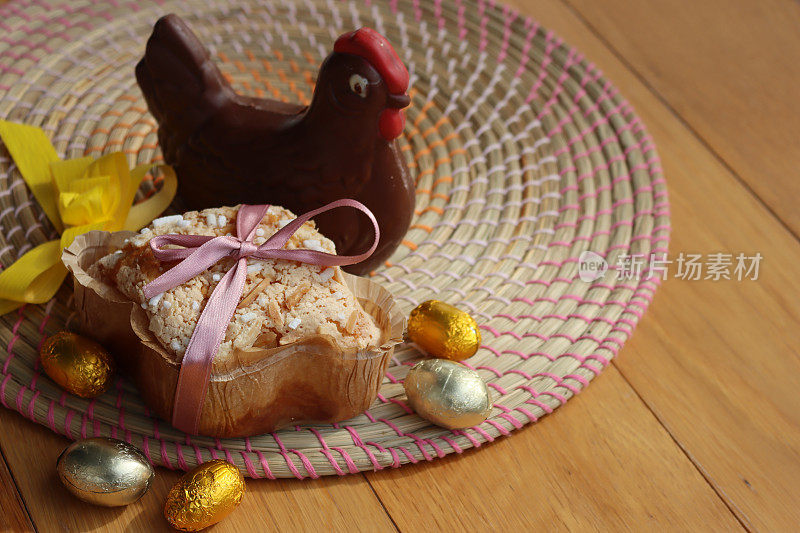 意大利Colomba Pasquale。甜甜的复活节蛋糕，黑巧克力母鸡和鸡蛋包裹在箔纸